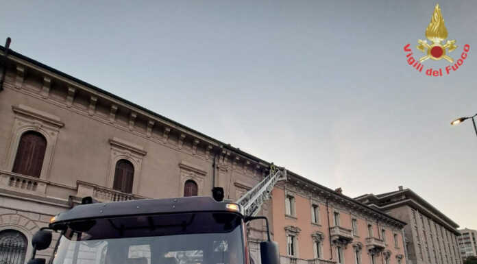 Lecco. Crolla cornicione di un palazzo, intervengono i pompieri Crollo cornicione Palazzo Piazza Mazzini Lecco Vigili del Fuoco