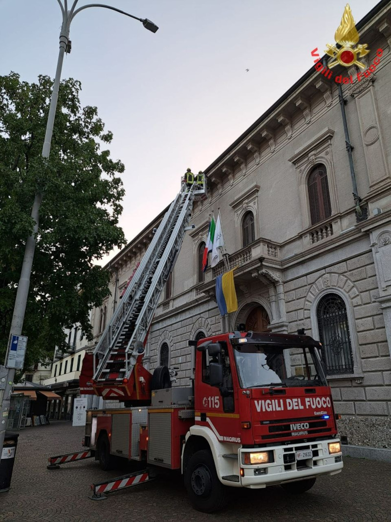 Crollo cornicione Palazzo Piazza Mazzini Lecco Vigili del Fuoco