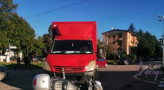 Incidente a Brugarolo tra un furgone e una moto. Biker in ospedale incidente brugarolo