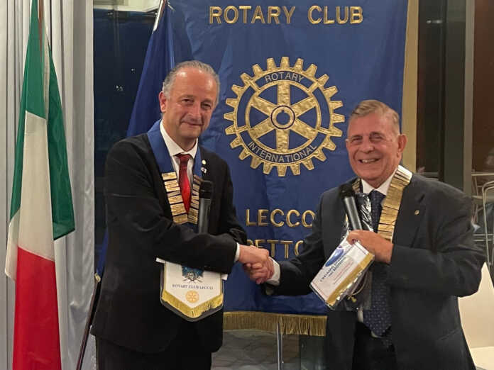 A sinistra il Governatore Giuseppe Del Bene, a destra il presidente del Rotary Club Lecco Francesco Locatelli