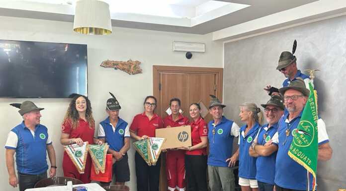 Dalla montagna al mare: gli Alpini di Acquate portano la solidarietà a Lampedusa Alpini Acquate Lampedusa Linosa (6)