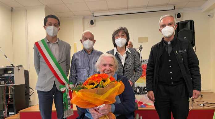 Rogeno in festa per i 100 anni di Umberta Rigamonti, la donna più anziana del paese La signora Umberta con (da sinistra) il sindaco Matteo Redaelli, il genero Alfredo, la figlia Paola e don Gianni Dell'Oro