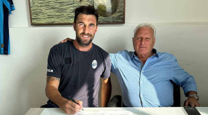 Calcio Lecco. Emiliano Bonazzoli è il nuovo allenatore dei blucelesti Emiliano Bonazzoli col Direttore Generale Angelo Maiolo - Credits Photo to Calcio Lecco 1912