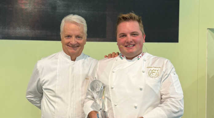 Filippo Valsecchi premiato da Iginio Massari tra i migliori pasticceri al mondo Filippo Valsecchi e Iginio Massari