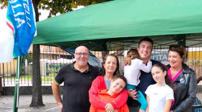 Merate, gazebo di Fratelli d’Italia in piazza per farsi conoscere