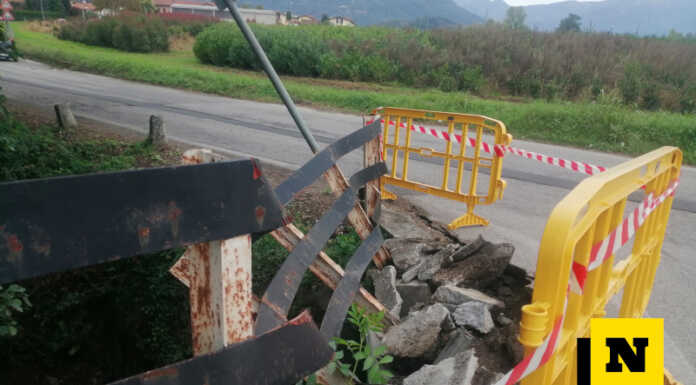Sfondato il parapetto sul torrente Molgora al confine tra Merate e Olgiate