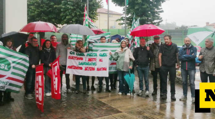 Casa dei ragazzi, lavoratori in presidio fuori dal Comune: “No a un contratto peggiorativo”