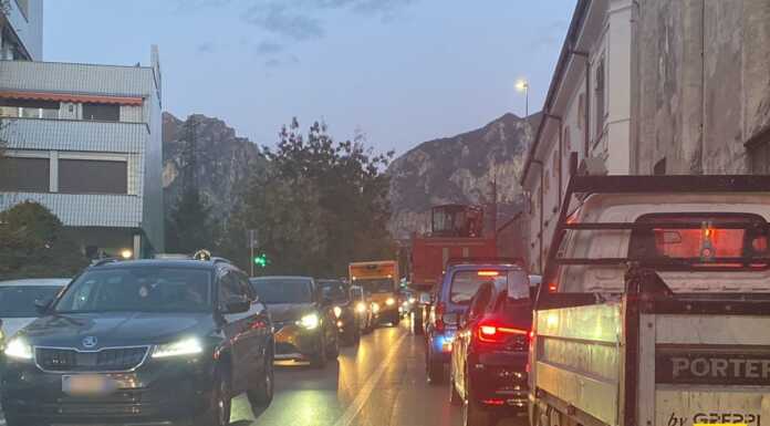Traffico congestionato a Lecco, pomeriggio difficile per gli automobilisti Traffico_Lecco_20231031