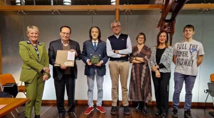 Valmadrera premia il barbiere Angelo Dell’Oro, bottega storica artigiana angelo_rusconi_valmadrera_barbiere
