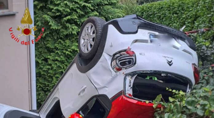 Esce di strada e si ribalta in un cortile posto al di sotto della sede stradale Auto ribaltata villa vergano