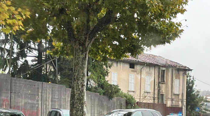Lecco. Auto si schianta contro un albero, due persone soccorse Auto contro albero Viale Valsugana Lecco