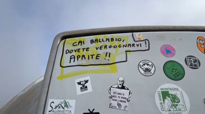 Bivacco Due Mani vandalismi Cai Ballabio