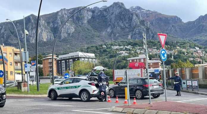 Camion in panne alla rotonda di San Giovanni, interviene la Polizia Locale camion fermo san giovanni