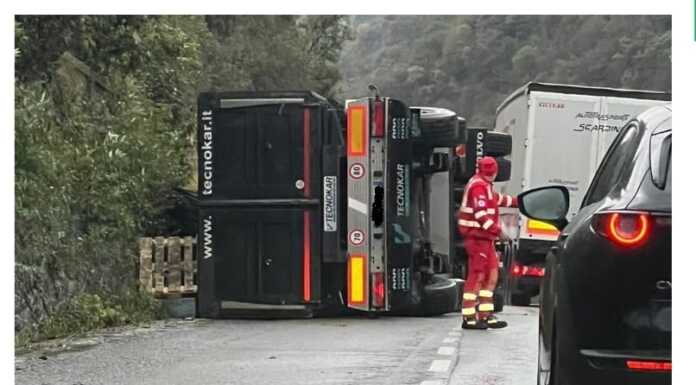 Camion si ribalta nei pressi della rotonda di Balisio sulla Sp62 camion ribaltato balisio
