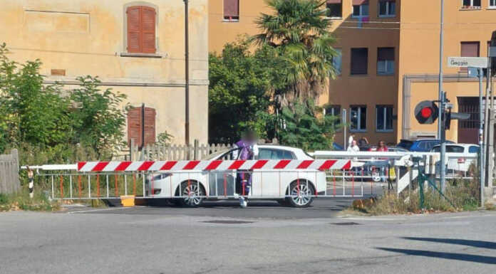 Momenti di apprensione a Malgrate per un’auto bloccata sui binari della ferrovia Malgrate Auto Binari Ferrovia