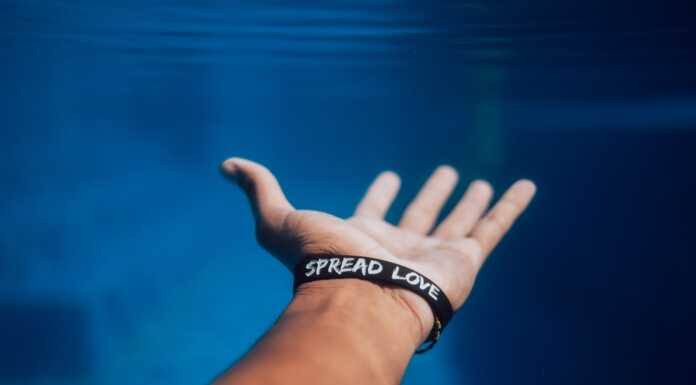 Beneficenza, i Millennials sono più generosi dei Baby boomers mano beneficenza