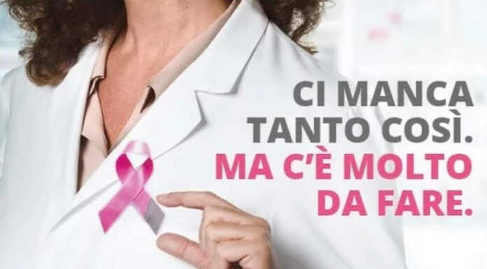 Il municipio di Mandello si illumina di rosa per la ricerca contro il cancro nastro rosa airc