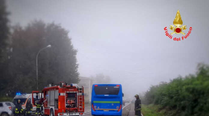 Casatenovo. Ribaltamento in via Roma: due persone soccorse Ribaltamento auto Casatenovo