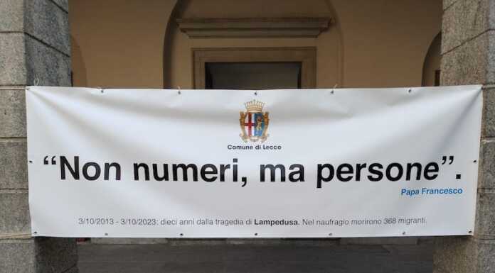 Migranti. #10annidindifferenza, la facciata del municipio si illumina di arancione striscione migranti comune lecco