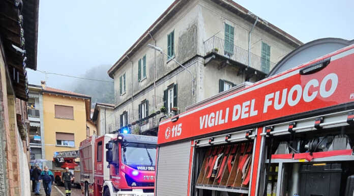 Dervio. Incendio in un’abitazione vicino al Comune, pompieri al lavoro Incendio abitazione Dervio Vigili del Fuoco