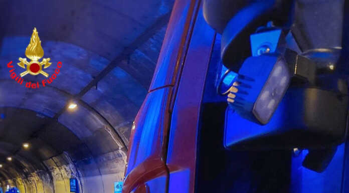 Mandello. Incidente notturno sulla SS36: l’auto avrebbe ignorato il cantiere Vigli del Fuoco incidente ss36 galleria Luzzeno operai