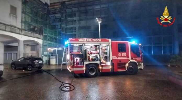 Incendio rifiuti in Piazza Affari, intervengono in Vigili del Fuoco vigili del fuoco
