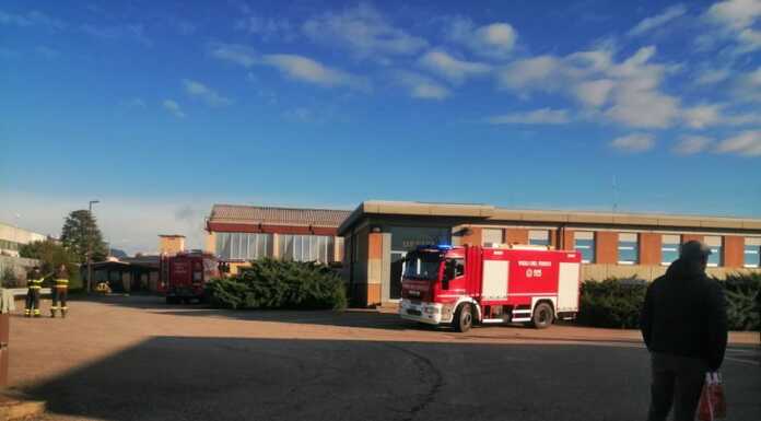 Merate. Incendio nel capannone di una ditta: 50 dipendenti evacuati Incendio capannone merate ditta vigili del fuoco
