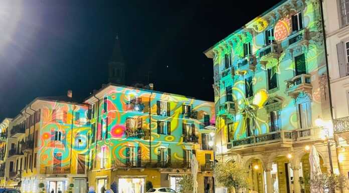 Lecco si prepara al Natale, tornano luci, pista di pattinaggio e mercatini Luci su Lecco prove
