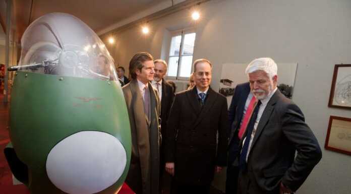 Mandello. Presidente della Repubblica Ceca in visita alla Moto Guzzi Moto Guzzi visita presidente Repubblica Ceca