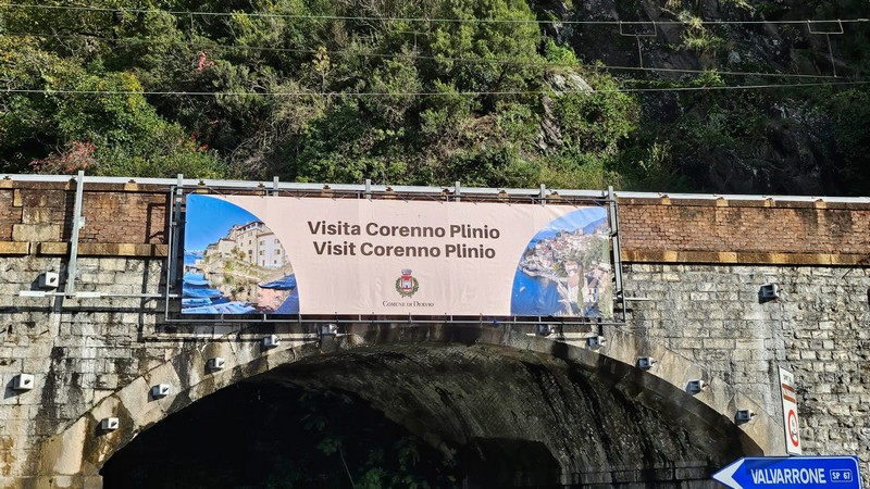 Dervio cartelloni turisti ponte ferrovia