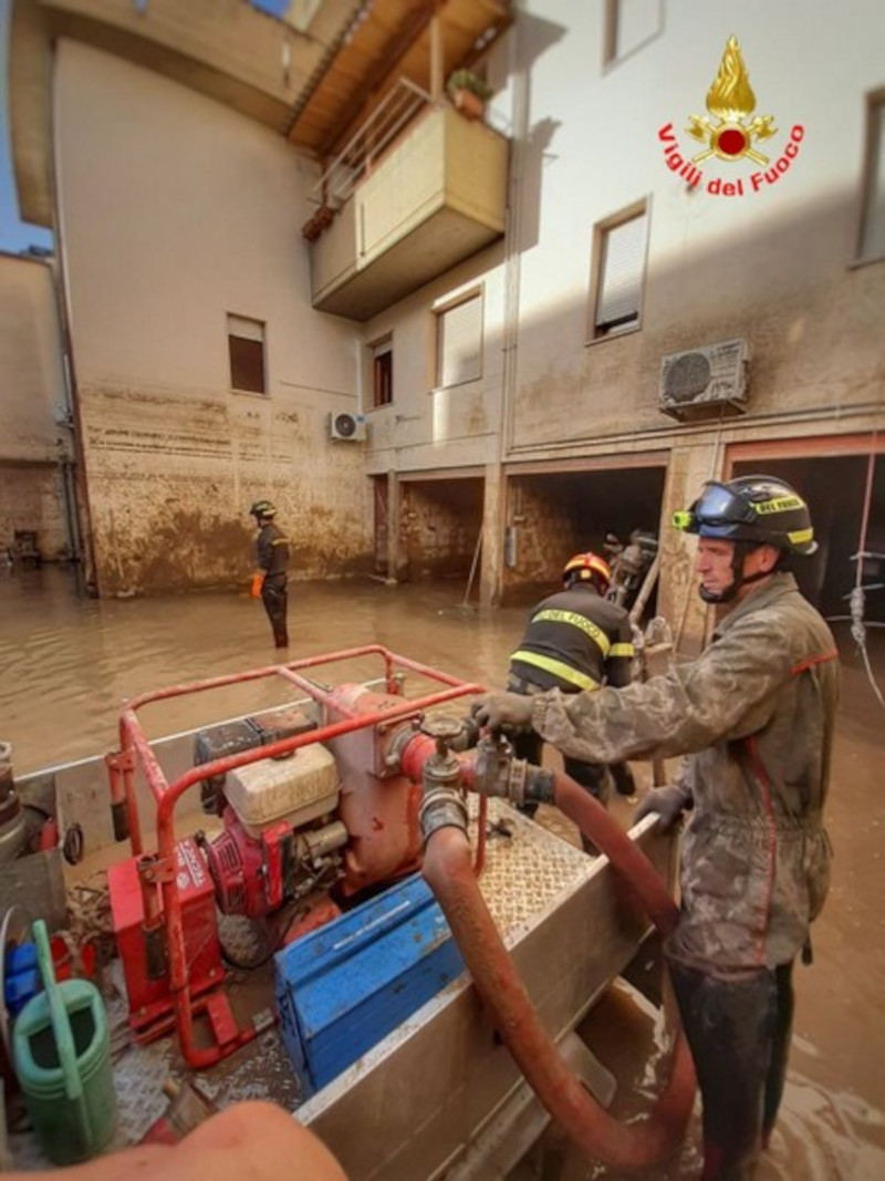 Alluvione in Toscana Vigili del Fuoco