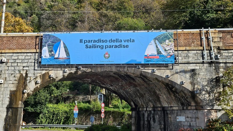 Dervio cartelloni turisti ponte ferrovia