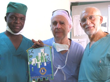 Il 2 dicembre 2012 il dott. Aurelio Selva consegna al dott. Koudougou Souleyman, il gagliardetto dei Lions Riviera del Lario