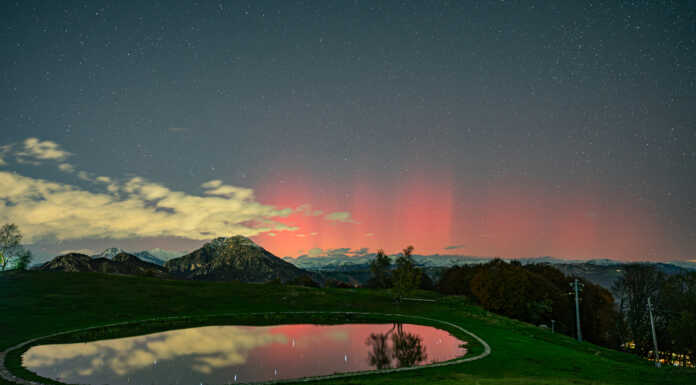 L’aurora boreale al laghetto del Pertus immortalata da Stefano Belloli Aurora boreale foto Stefano Belloli