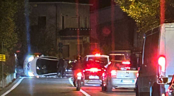 Auto ribaltata a Vercurago. Traffico in tilt e automobilisti in coda Auto ribaltata a Vercurago