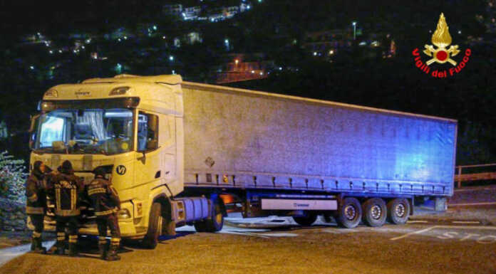 Camion bloccato sulla Sp62 a Bellano, intervento dei Vigili del Fuoco Camion incastrato Bellano sp62