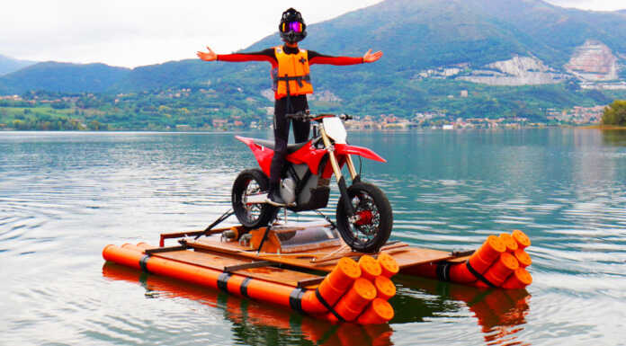 Nuova impresa per lo youtuber Ivan Giussani: “Ho costruito una moto catamarano”