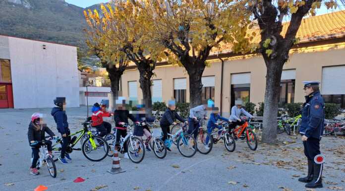 I bimbi delle elementari a lezione con la Polizia Locale polizia locale lezioni bimbi valmadrera