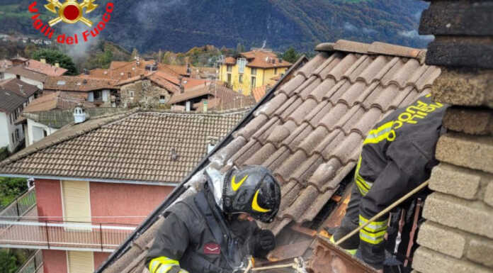 Cremeno. Tetto di una villetta in fiamme, intervento dei Vigili del Fuoco Incendio Cremeno Vigili del Fuoco