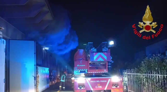 Fiamme in un capannone a Dervio, intervento dei Vigili del fuoco Incendio capannone Dervio