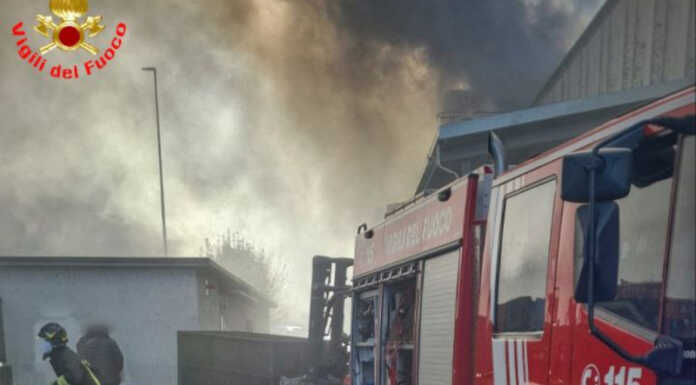 Colico, grosso incendio in un’azienda di trattamento di rifiuti speciali Incendio ditta Seval Colico