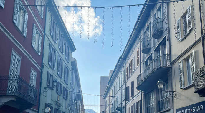 Spuntano le luminarie di Natale, anche quest’anno si accendono le… Luci su Lecco Le luminarie già installate in via Cavour