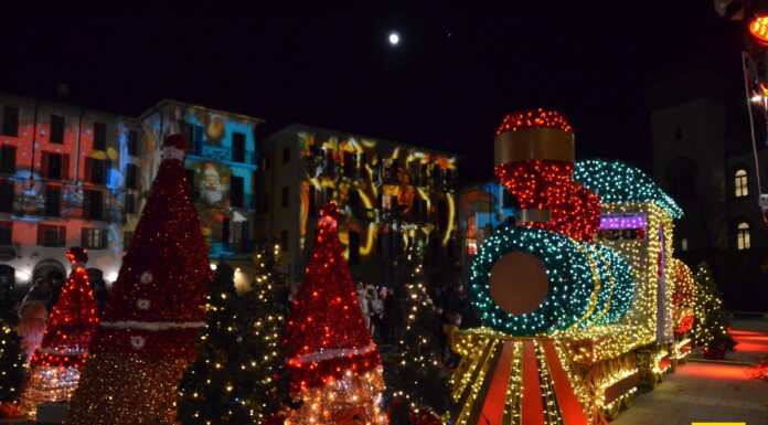 Lecco. Domani il Natale entra nel vivo: pista di pattinaggio, albero e Mostra dei presepi Luci_su_Lecco_2023_accensione_20231125
