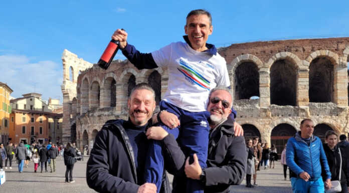 Marco Redaelli è campione italiano Master 50 alla Maratona di Verona Marco Redaelli portato in trionfo da due amici