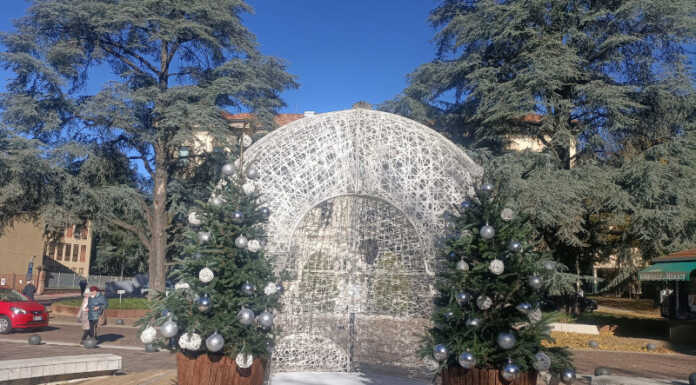 Merate, la piazza si addobba per Natale: posizionato l’igloo luminoso