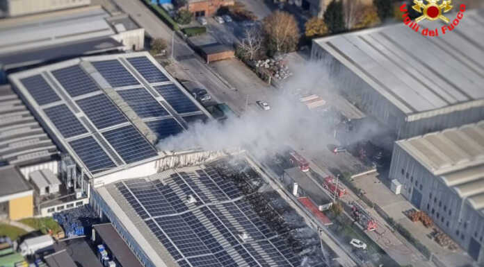 Colico. Incendio Seval, origine dall’autoinnesco di alcune batterie litio-ione automotive I Vigili del fuoco di Lecco e Sondrio stanno intervenendo per un grosso incendio che si è sviluppato in un'azienda di trattamento di rifiuti speciali