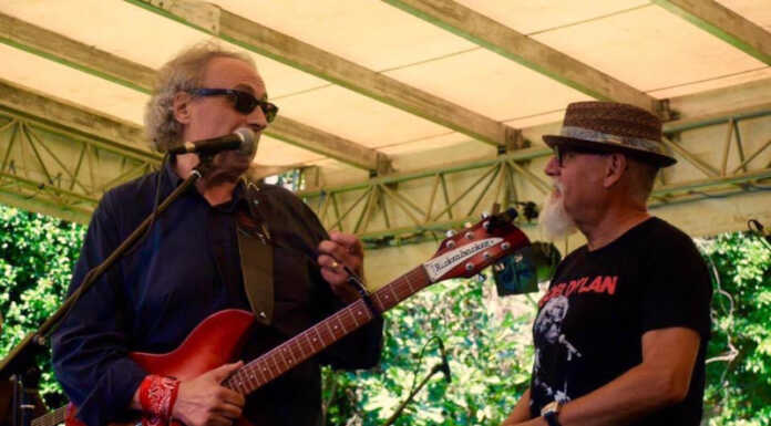 Anche due artisti lecchesi cantano “17 fili rossi + 1” per ricordare Piazza Fontana Renato Franchi alla chitarra e Claudio Ravasi