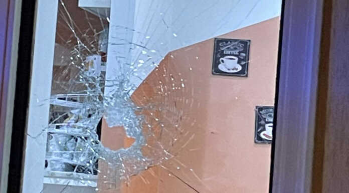 Sfonda la finestra di un bar di Calolzio con un grosso sasso e scappa Sasso Calolzio Bar via Galli