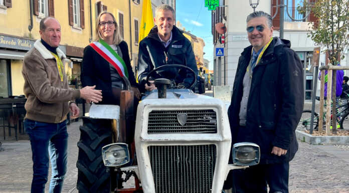 Coldiretti Como Lecco celebra la Giornata del Ringraziamento a Oggiono Coldiretti Trezzi e Mazzucotelli e al centro il sindaco di Oggiono in fascia tricolore