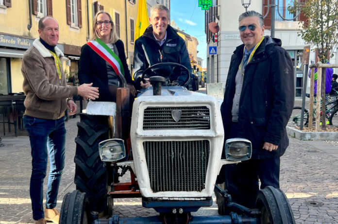 Coldiretti Trezzi e Mazzucotelli e al centro il sindaco di Oggiono in fascia tricolore